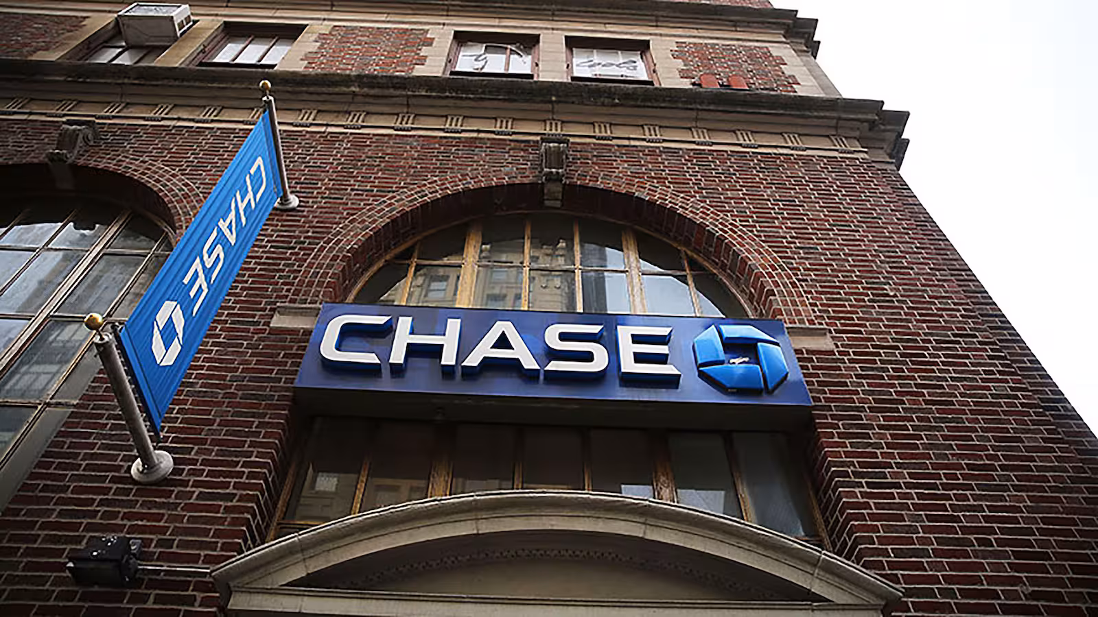 Why JPMorgan Chase Stock Fell: Rising 2026 Expenses Spark Investor&nbsp;Concerns